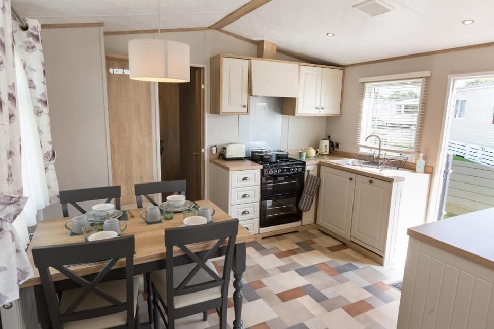 Deluxe Mobile Home, Private Bathroom, Lake View | Shared kitchen
