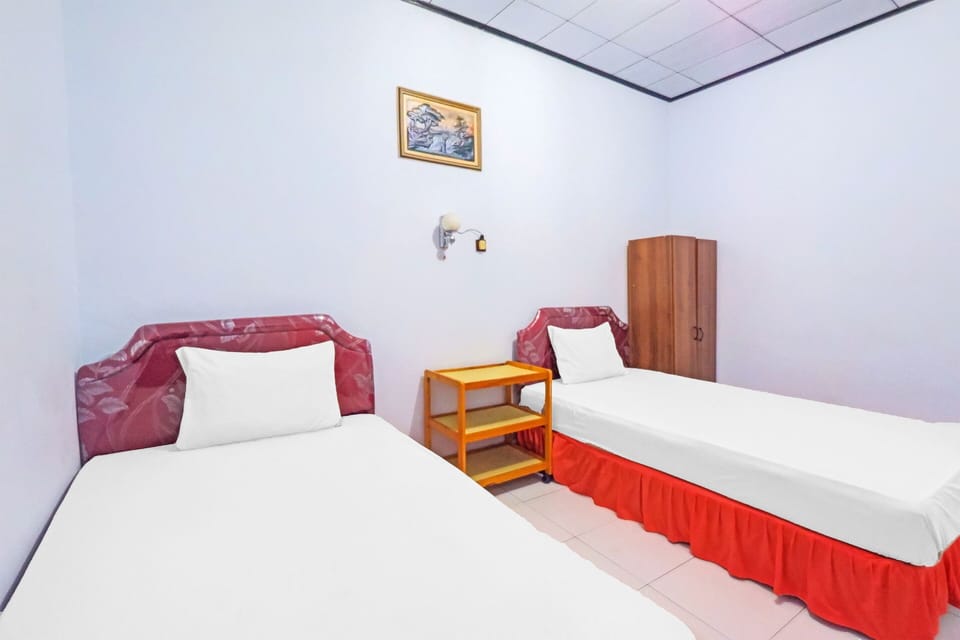 Standard Twin Room | Desk, laptop workspace, WiFi (free), bed sheets