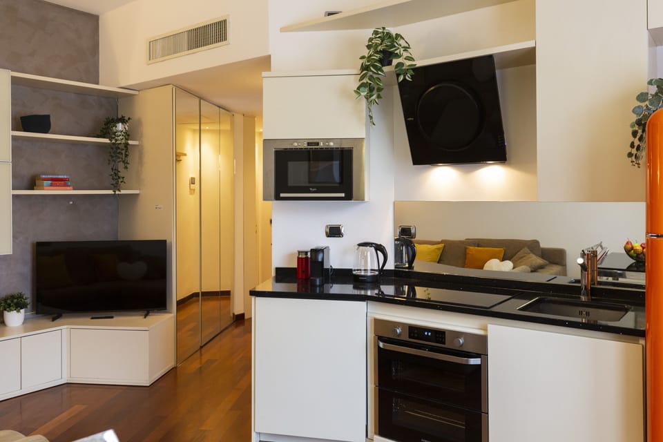 Deluxe Apartment | Private kitchen | Full-size fridge, microwave, oven, stovetop