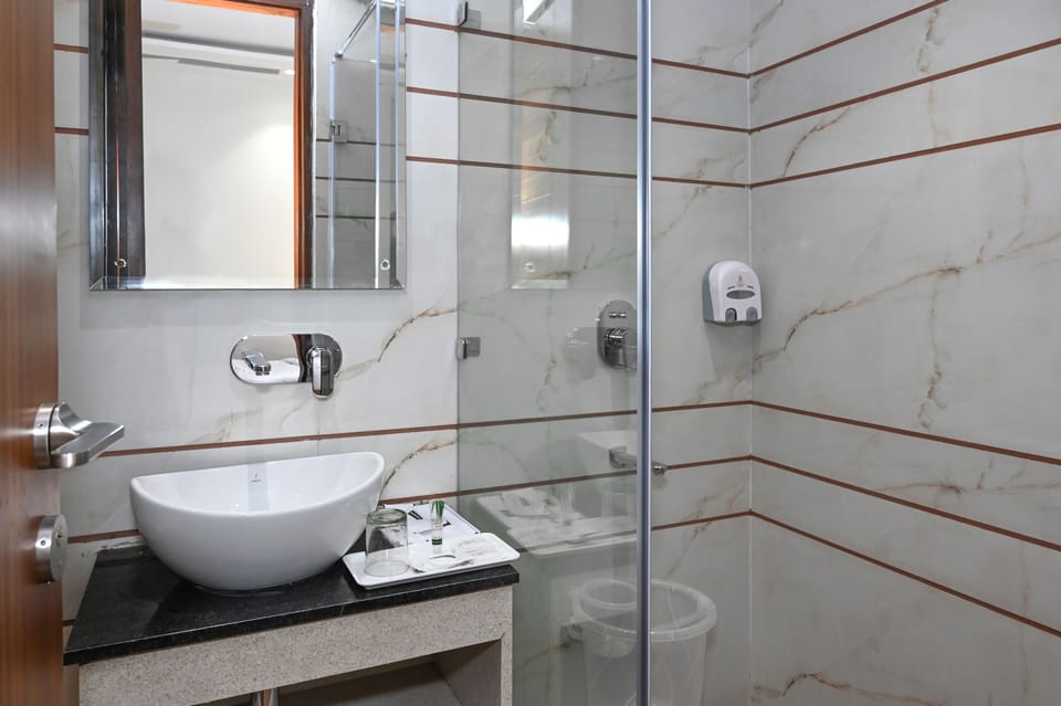 Standard Double Room | Bathroom | Shower, rainfall showerhead, free toiletries, hair dryer