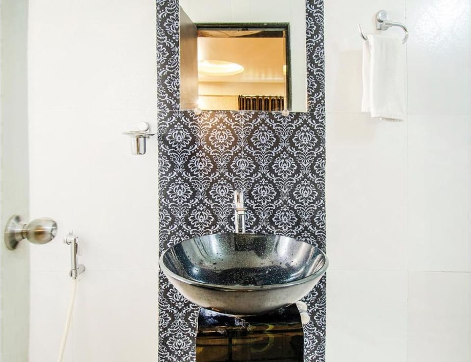Shower, free toiletries, towels