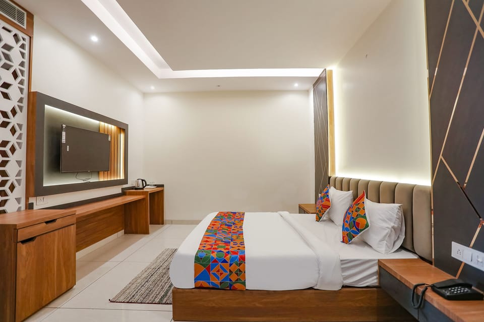 Egyptian cotton sheets, premium bedding, in-room safe, desk