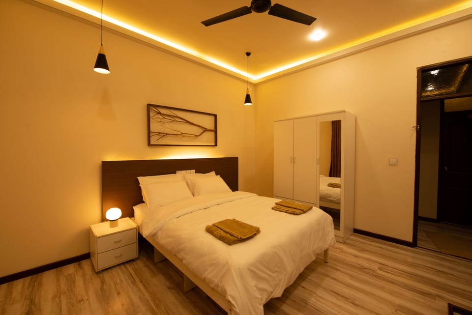 Deluxe Room | 1 bedroom, minibar, desk, laptop workspace