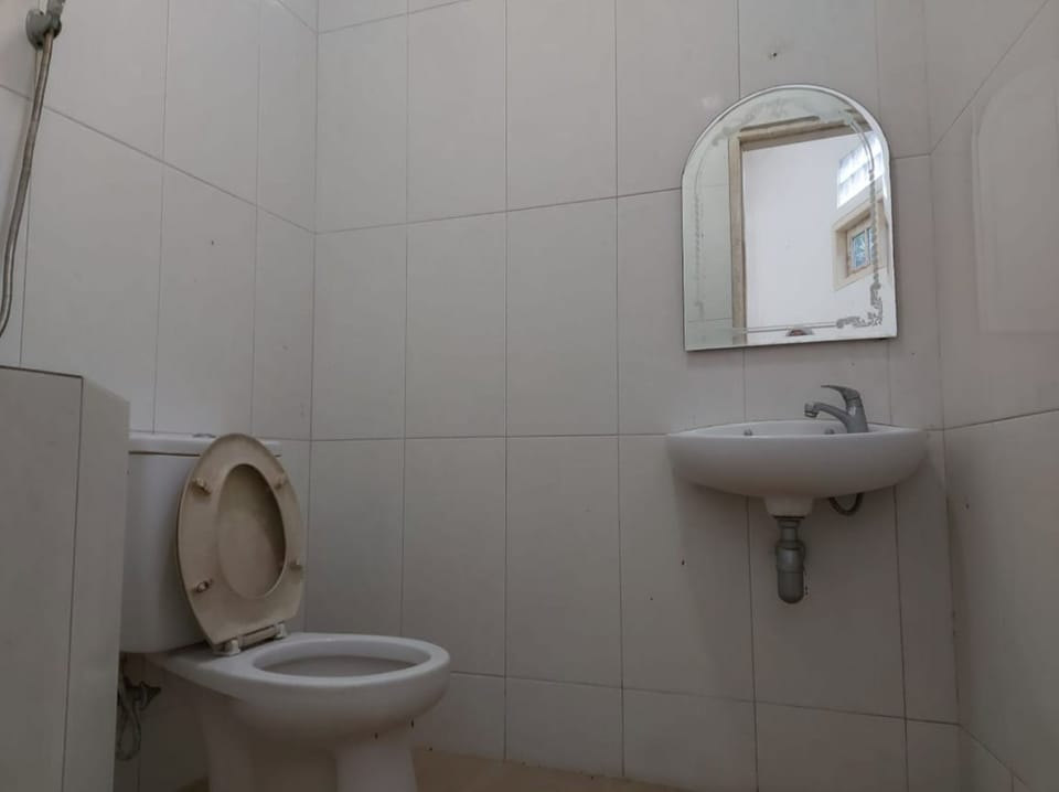 Standard Double Room | Bathroom | Shower, rainfall showerhead, soap
