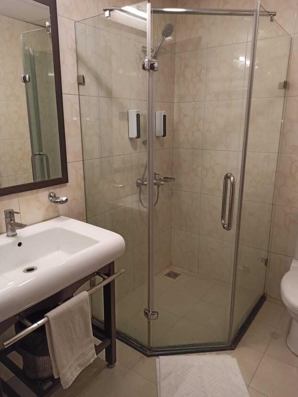 Deluxe Room | Bathroom | Shower, rainfall showerhead, towels