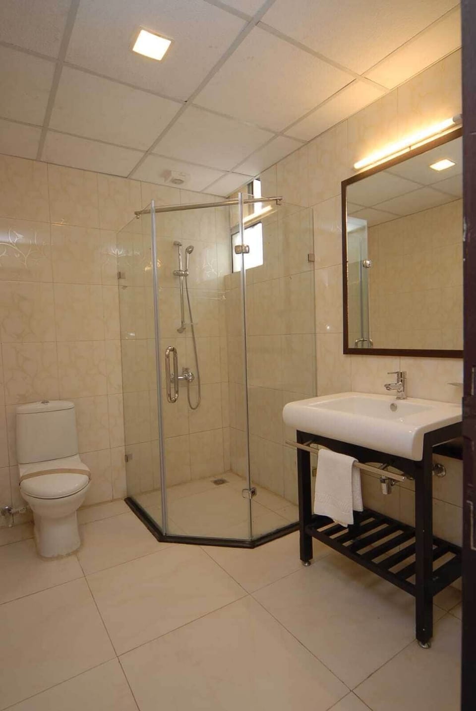 Family Suite | Bathroom | Shower, rainfall showerhead, towels