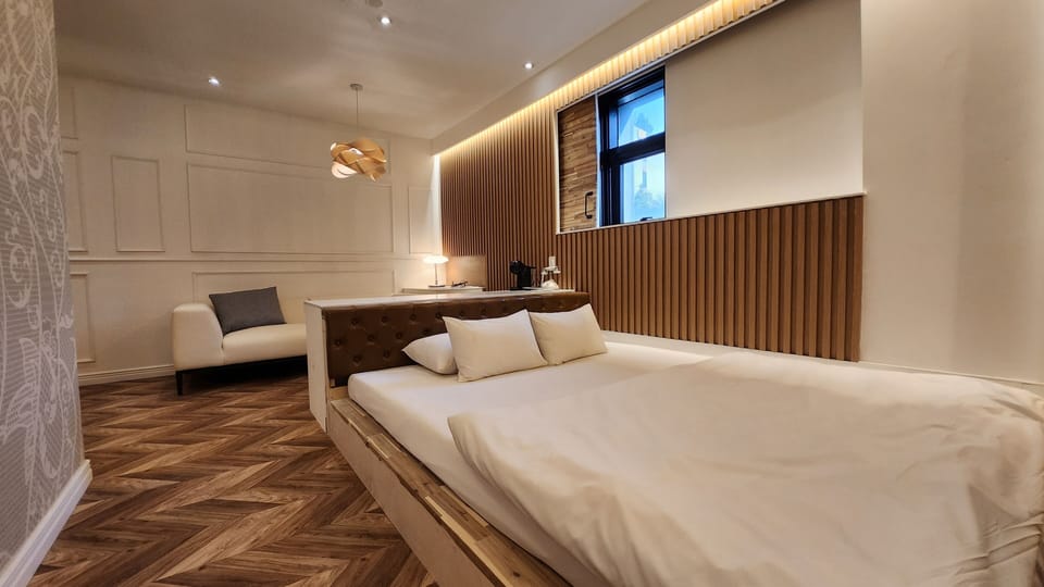 Honeymoon Room, Non Smoking | 1 bedroom, WiFi (free), individually decorated