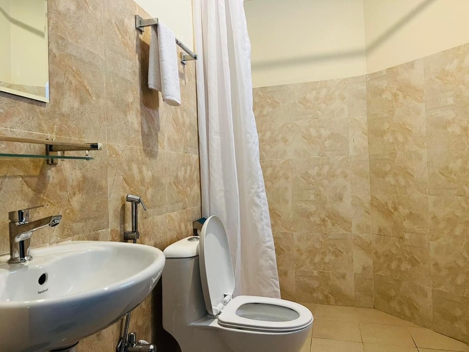Shower, rainfall showerhead, free toiletries, slippers