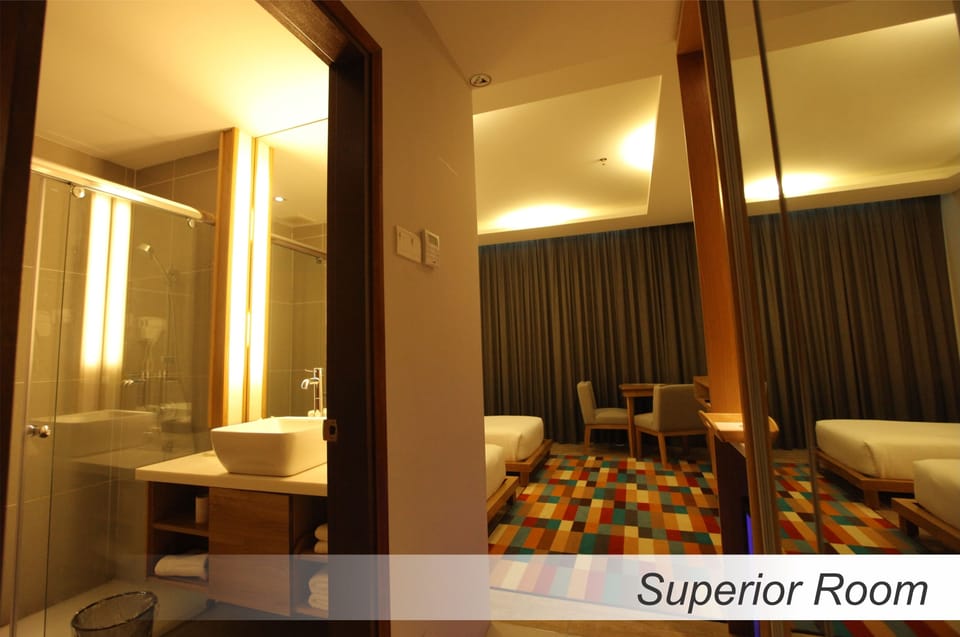 Superior Twin Room | Bathroom | Free toiletries, hair dryer, bidet, towels