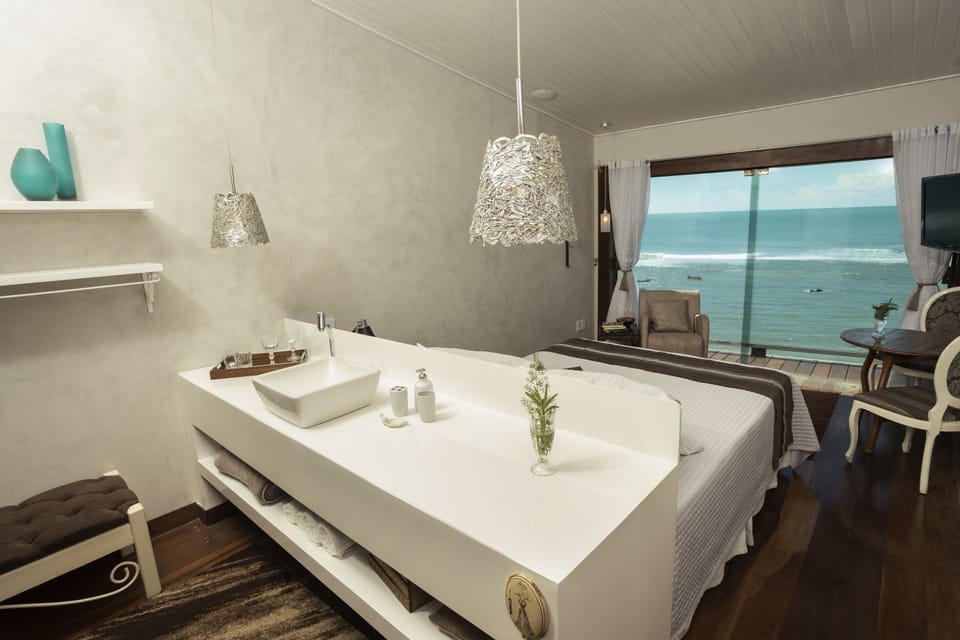 Suíte Queen vista mar | Minibar, in-room safe, blackout drapes, free WiFi