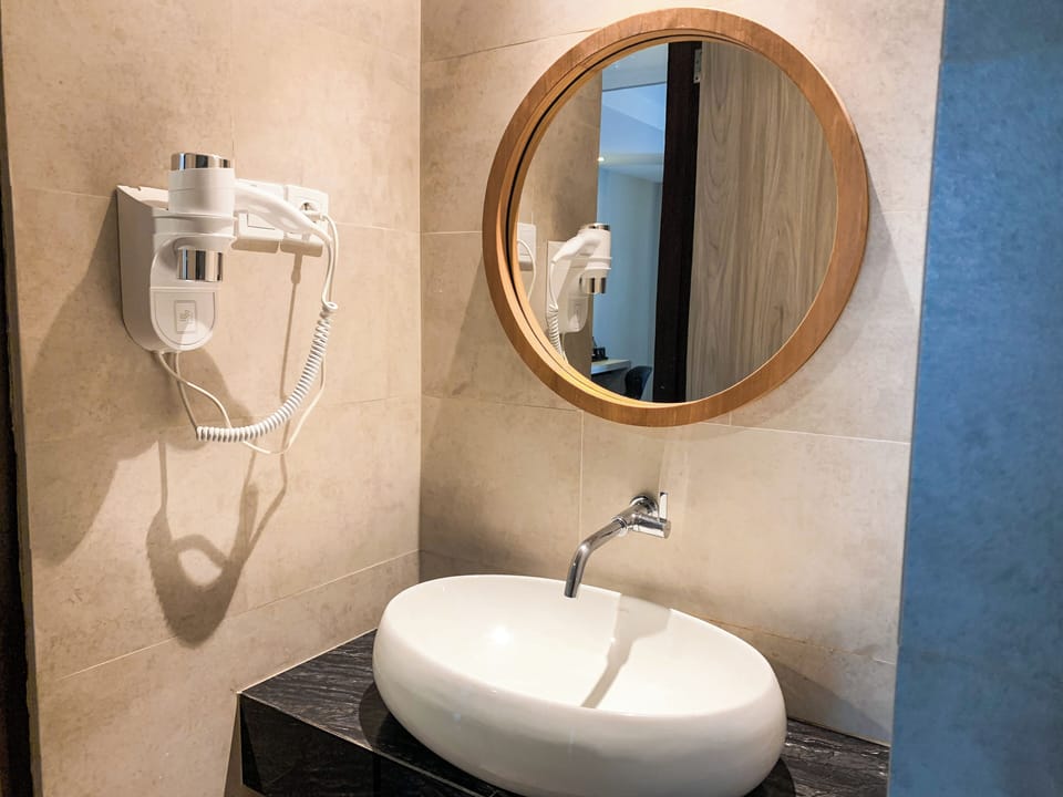 Suite | Bathroom | Shower, rainfall showerhead, free toiletries, slippers