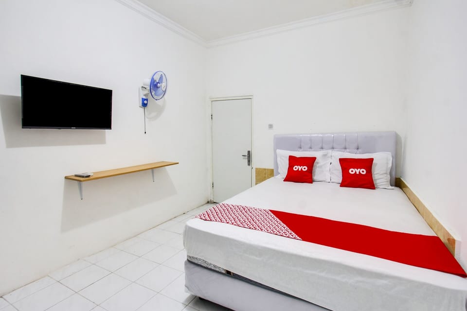 Deluxe Double Room | Laptop workspace, WiFi (free), bed sheets