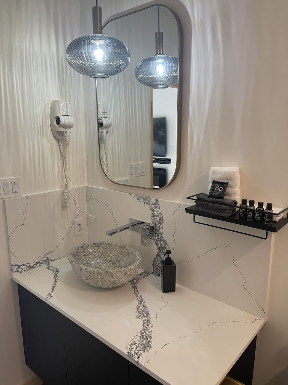 Standard Suite | Bathroom | Shower, rainfall showerhead, free toiletries, hair dryer