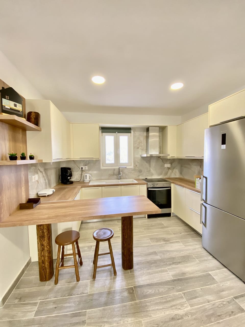 Deluxe Villa | Private kitchen | Full-size fridge, microwave, oven, electric kettle