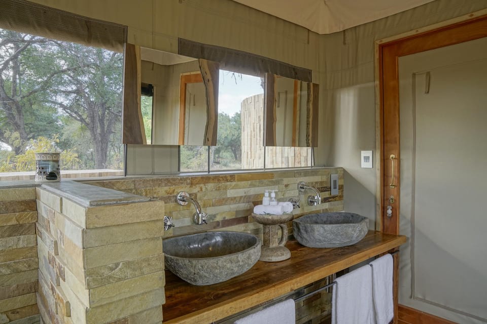 Deluxe Tent | Bathroom | Towels, toilet paper
