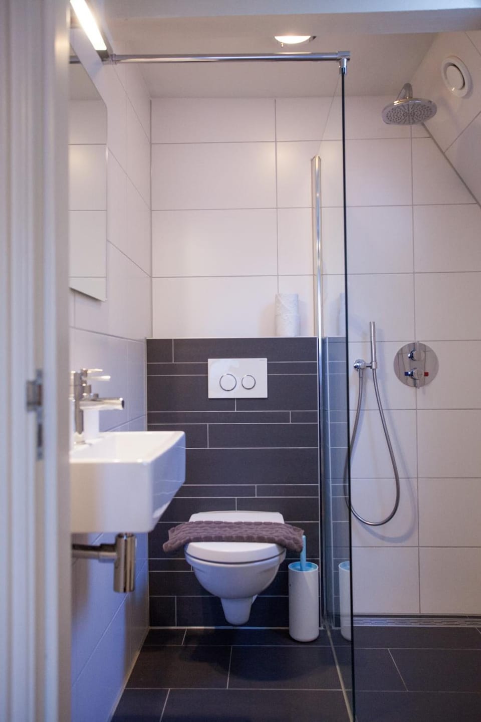 Shower, rainfall showerhead, free toiletries, hair dryer
