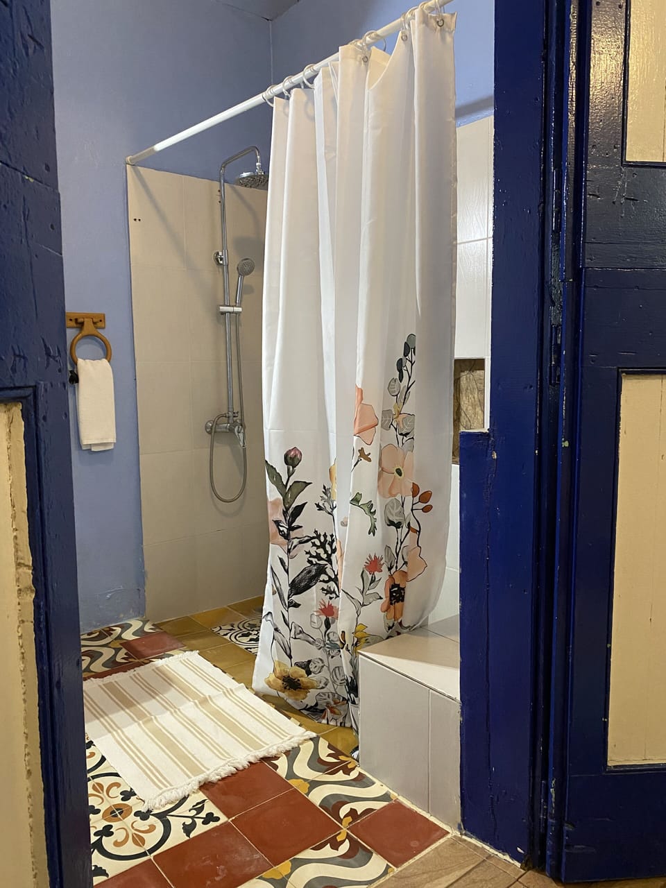 Classic Double Room | Bathroom | Free toiletries, towels, soap, shampoo