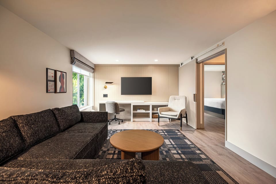 Hypo-allergenic bedding, in-room safe, desk, blackout drapes