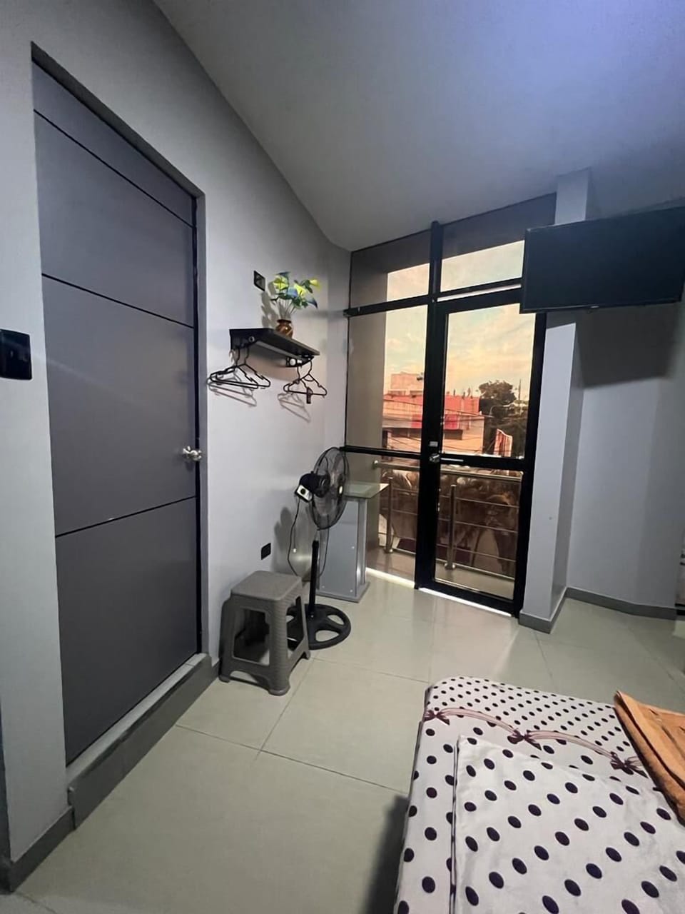 Family Room | Desk, soundproofing, WiFi (free), bed sheets
