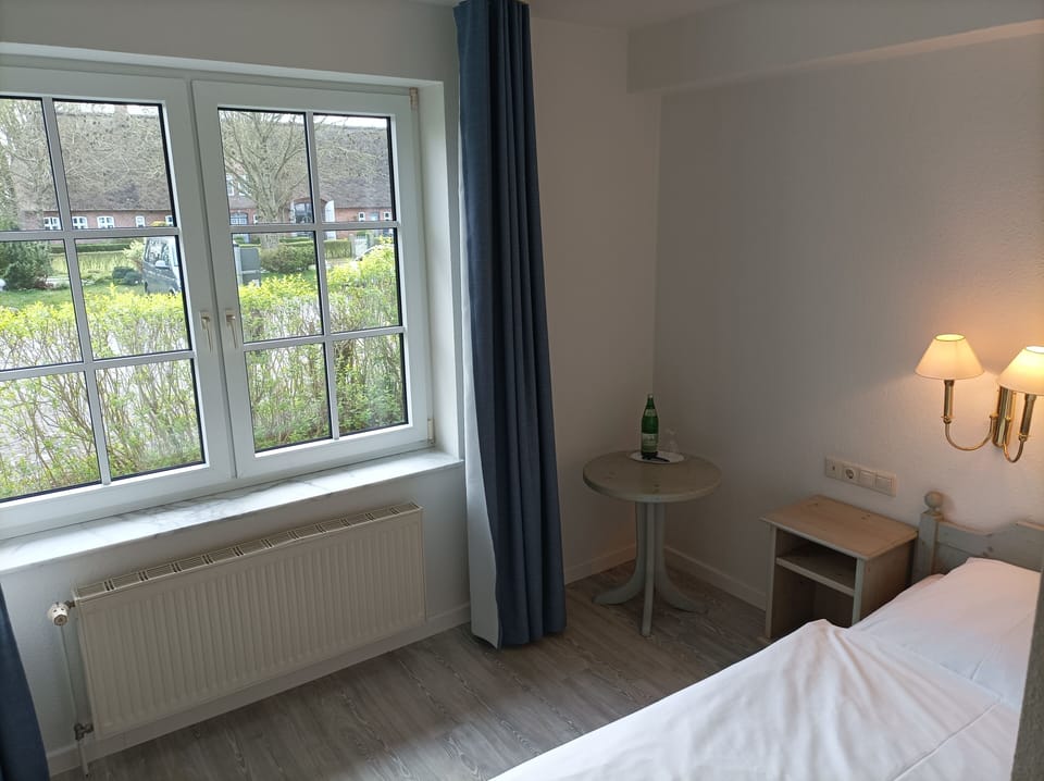 Basic Single Room | Desk, free WiFi
