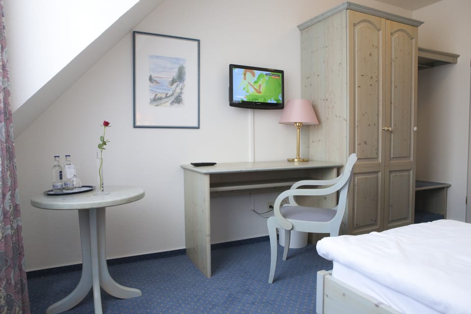 Basic Single Room | Desk, free WiFi