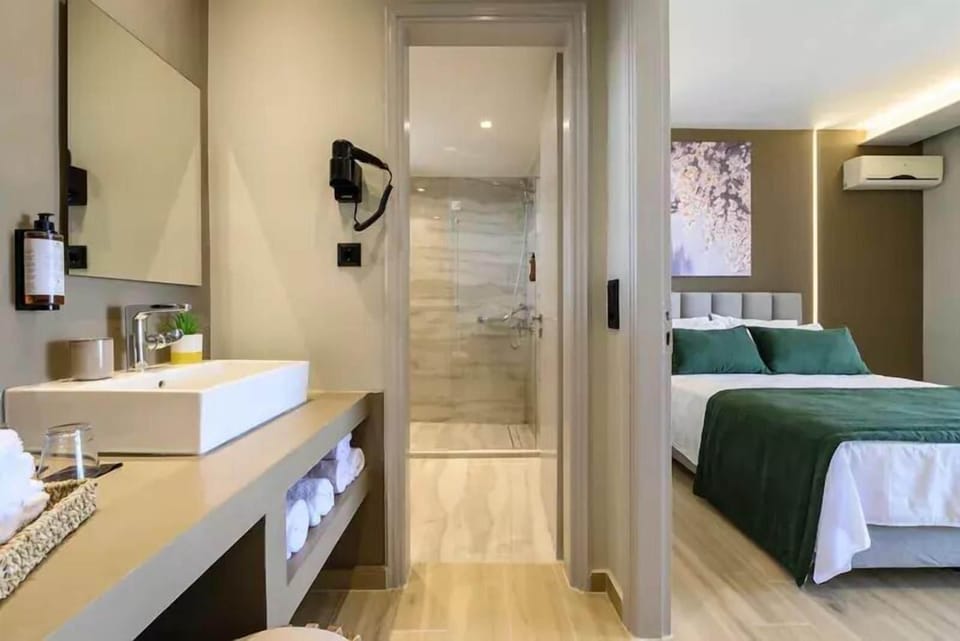 Shower, rainfall showerhead, free toiletries, hair dryer