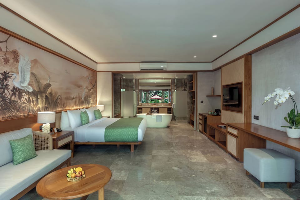 Premier Suite with free benefit | Down comforters, pillowtop beds, free minibar, in-room safe