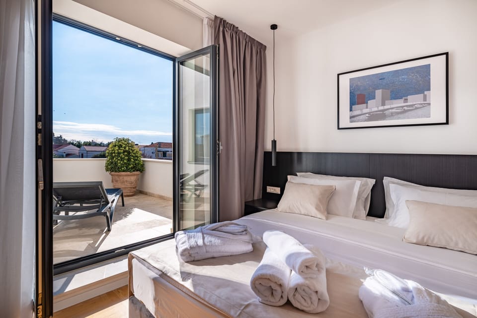 Deluxe Suite (Adria) | 1 bedroom, minibar, in-room safe, desk
