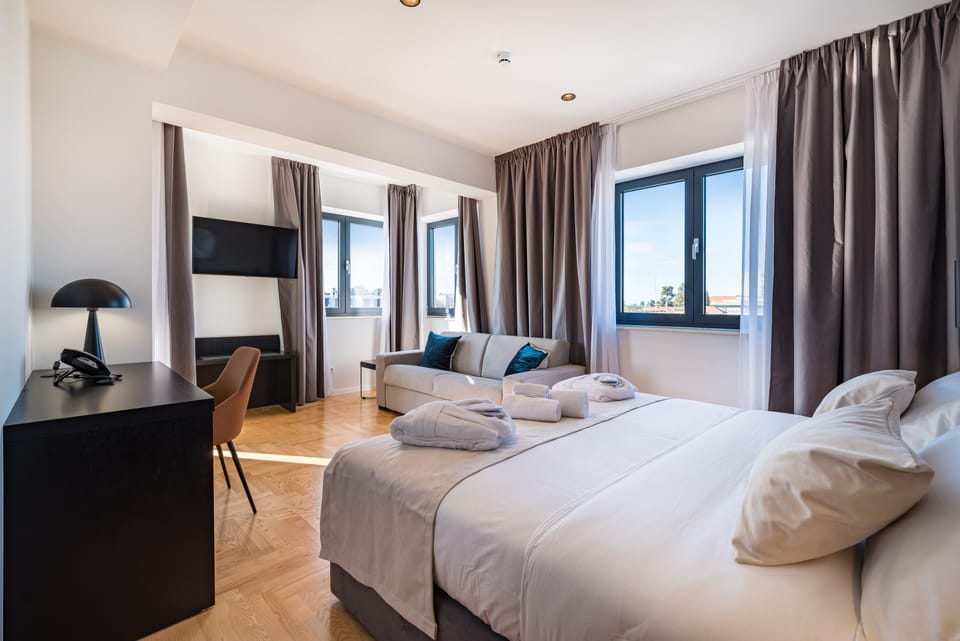 Deluxe Room | 1 bedroom, minibar, in-room safe, desk