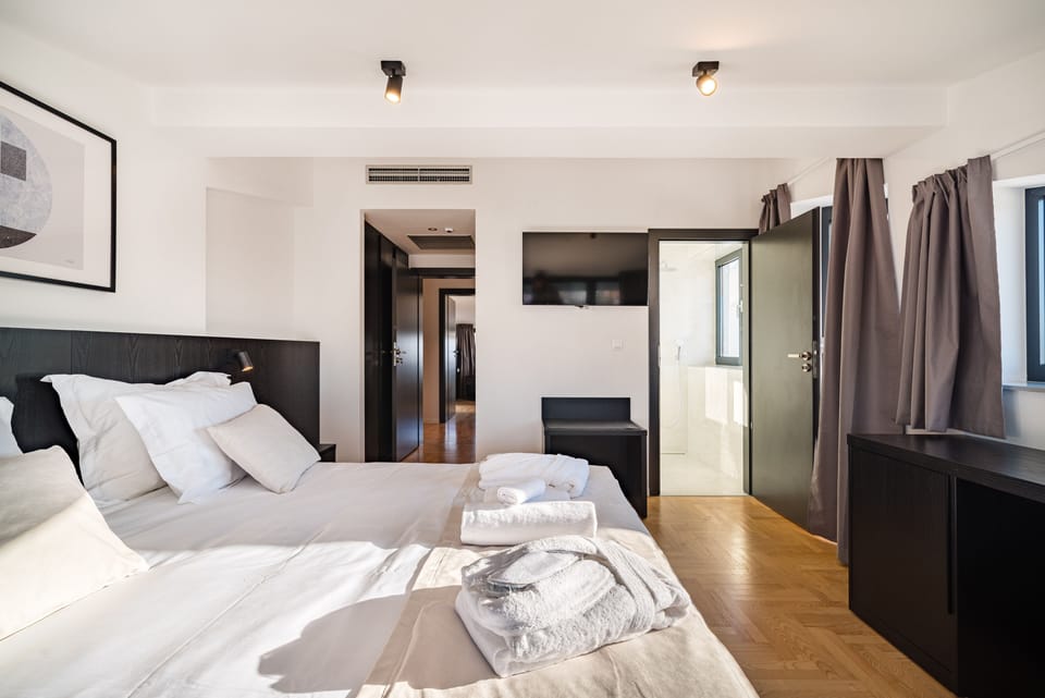 Executive Suite | 1 bedroom, minibar, in-room safe, desk