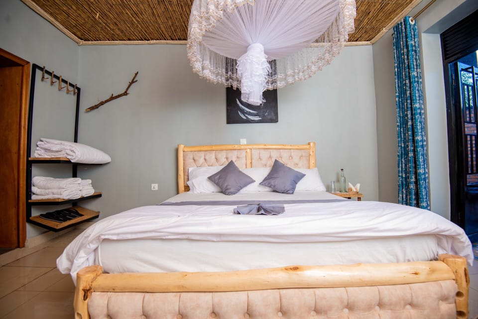 Comfort Room | In-room safe, iron/ironing board (on request), WiFi (free), bed sheets