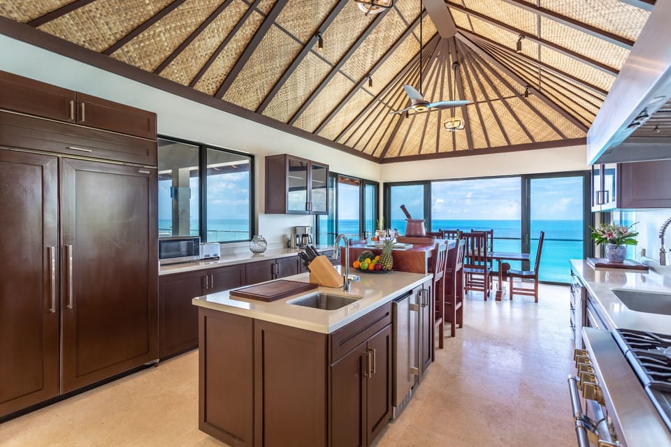 Full-size fridge, microwave, oven, stovetop