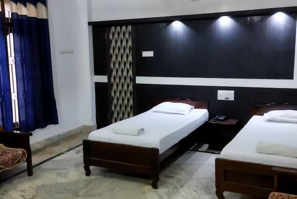 Executive Room | Laptop workspace, soundproofing, WiFi (free), bed sheets