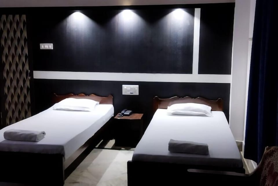 Executive Room | Laptop workspace, soundproofing, WiFi (free), bed sheets