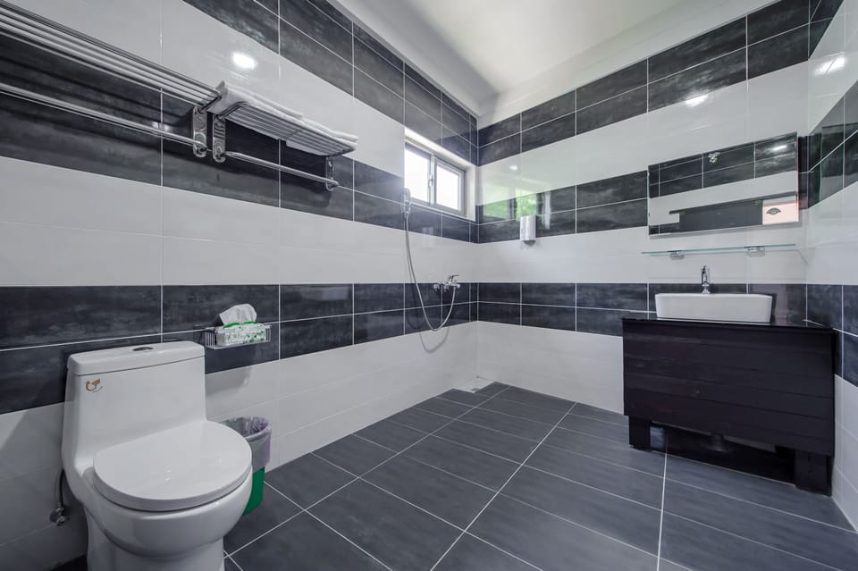 Garden View Cottage | Bathroom | Shower, rainfall showerhead, hair dryer, towels