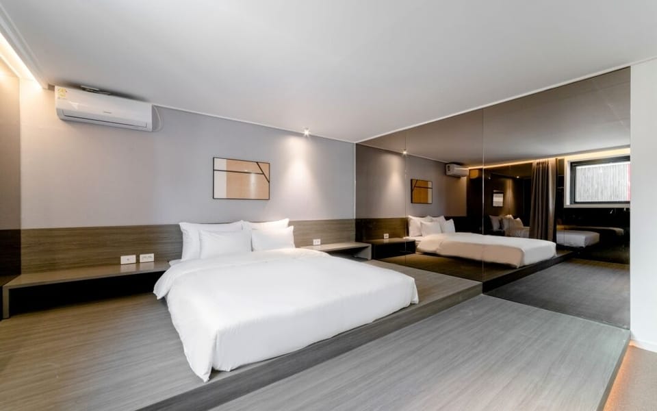 Spa | Premium bedding, desk, soundproofing, free WiFi