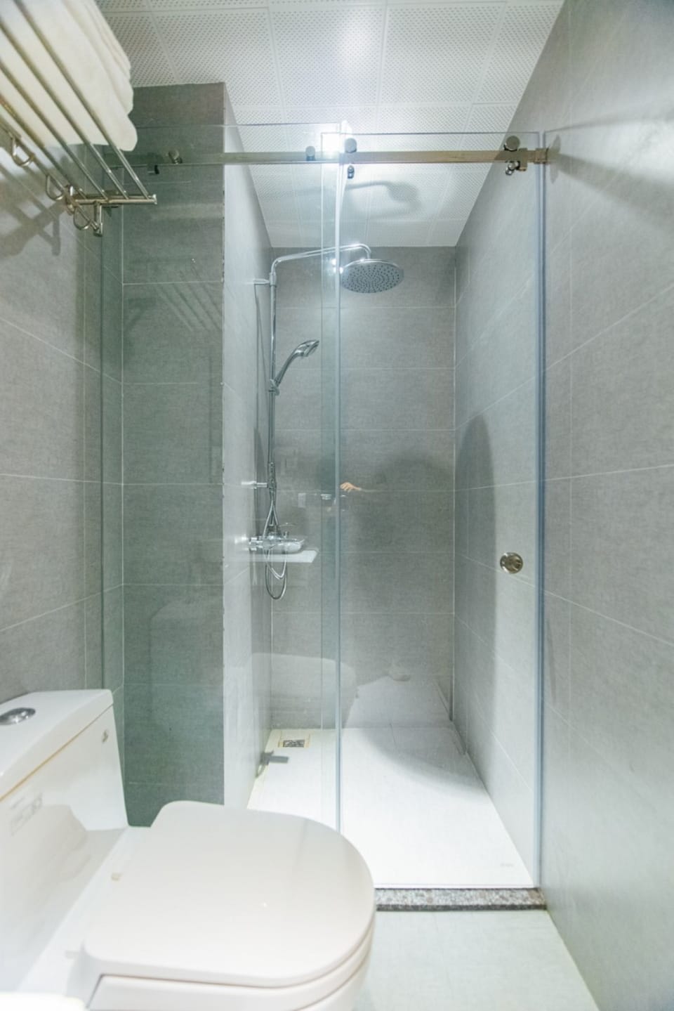 Deluxe Double Room | Bathroom | Shower, rainfall showerhead, free toiletries, hair dryer