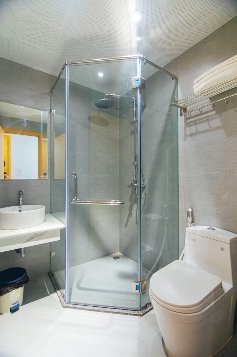 Shower, rainfall showerhead, free toiletries, hair dryer