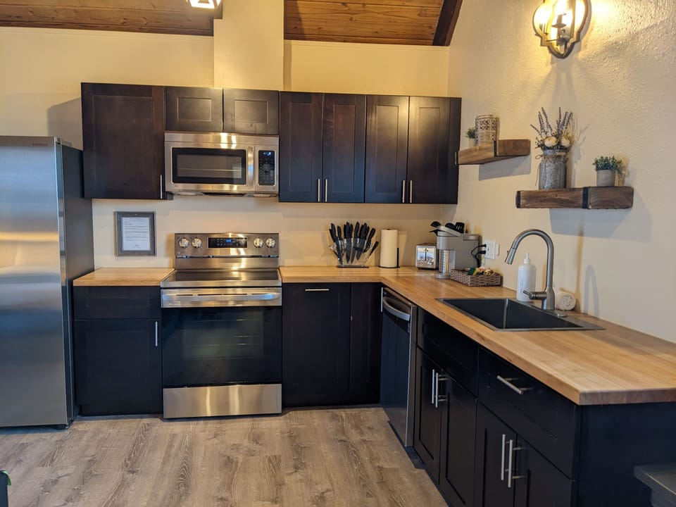 Deluxe King Studio Suite with Full Kitchen | Private kitchen | Microwave, coffee/tea maker, paper towels