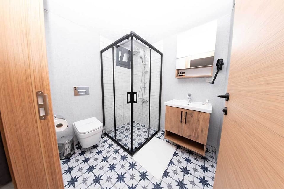 Shower, rainfall showerhead, free toiletries, hair dryer