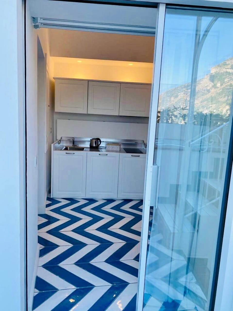 Exclusive Suite | Private kitchen | Mini-fridge, stovetop, electric kettle, cookware/dishes/utensils