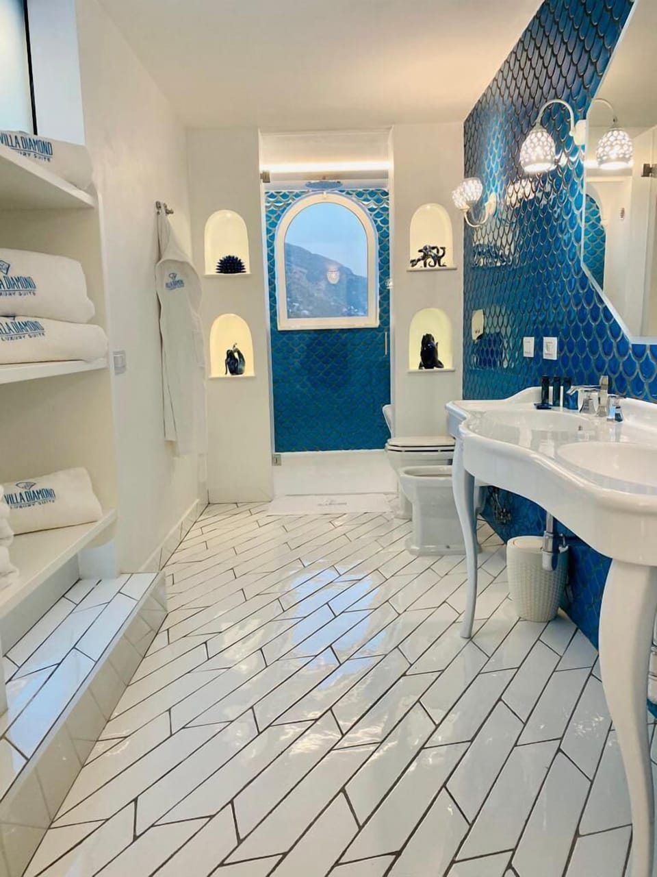 Luxury Suite | Bathroom | Shower, rainfall showerhead, free toiletries, hair dryer