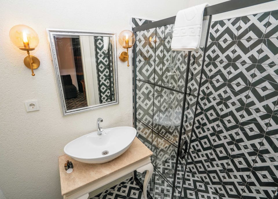 Economy Room (Basement) | Bathroom | Shower, free toiletries, hair dryer, slippers