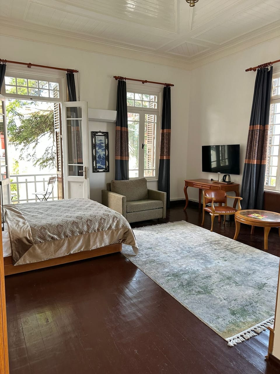 Deluxe Room, 1 Queen Bed, Lanai, Garden View | Minibar, soundproofing, free WiFi, bed sheets