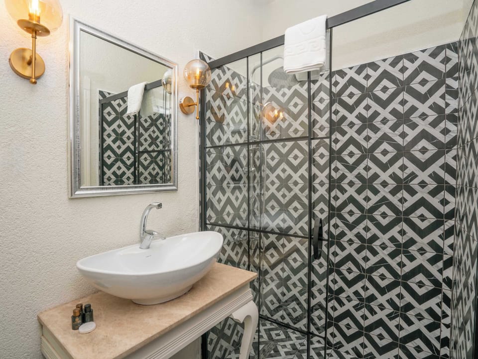 Economy Room (Basement) | Bathroom | Shower, free toiletries, hair dryer, slippers