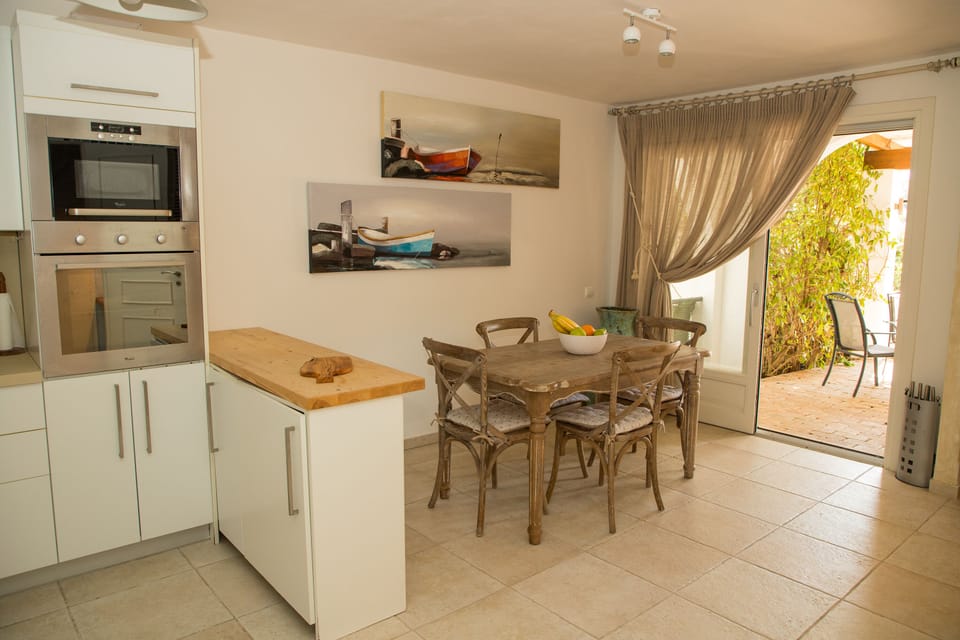 Comfort House, 2 Bedrooms, Sea View, Beachside | Dining room