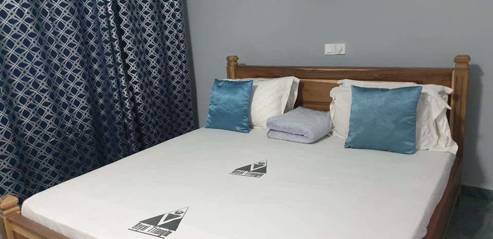 Comfort Single Room, 1 King Bed | Desk, laptop workspace, WiFi (free), individually decorated