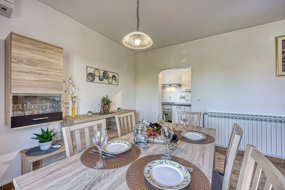 Family House, 5 Bedrooms, 2 Bathrooms (Pool House Lilly) | Dining