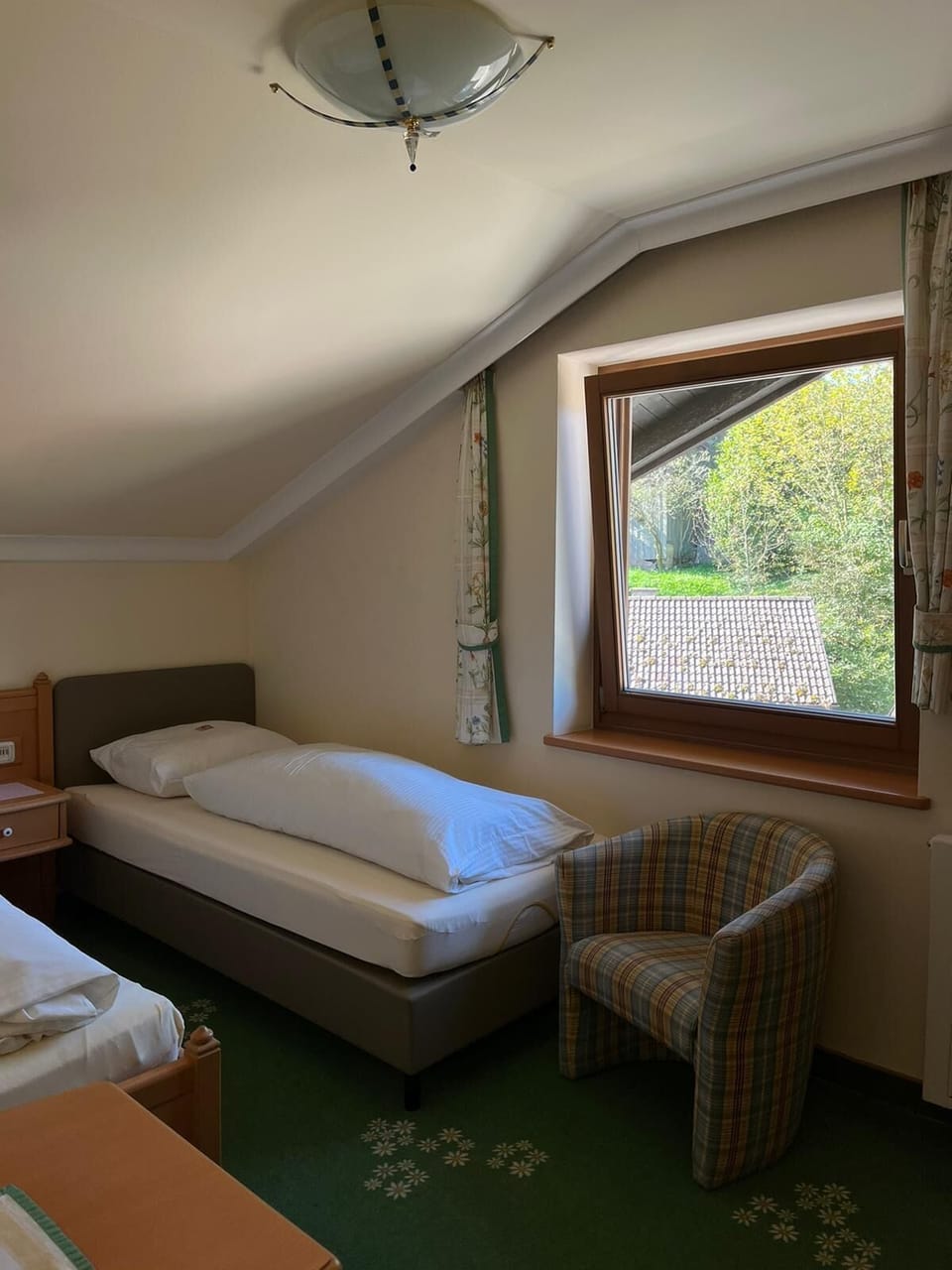 Classic Twin Room | Hypo-allergenic bedding, in-room safe, desk, laptop workspace