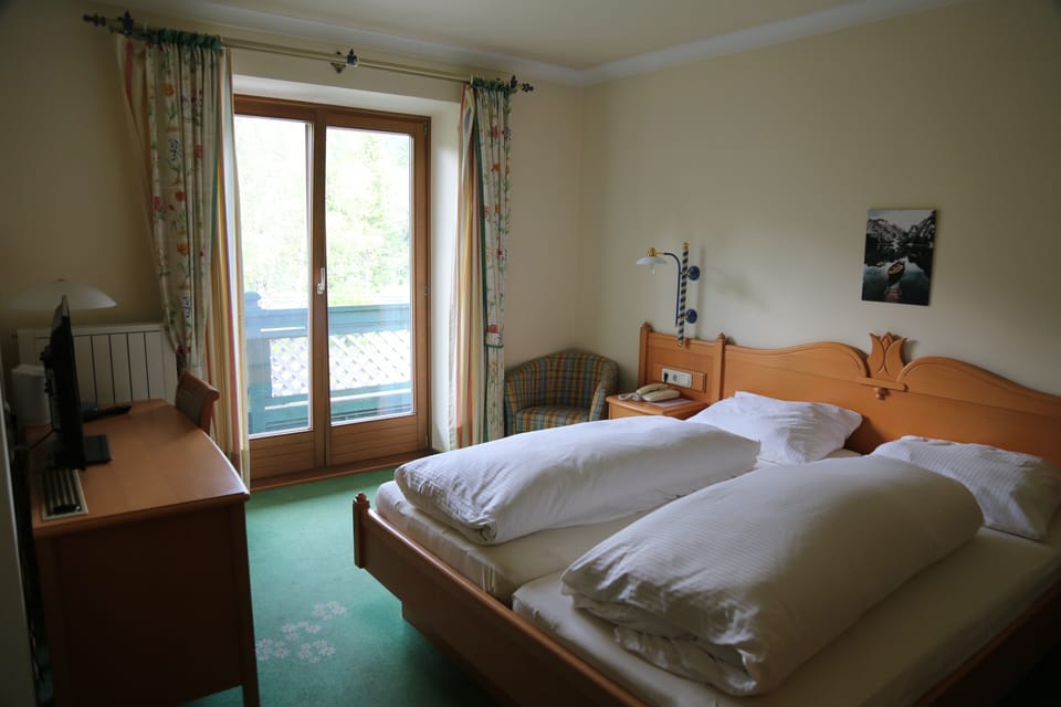 Deluxe Suite | Hypo-allergenic bedding, in-room safe, desk, laptop workspace